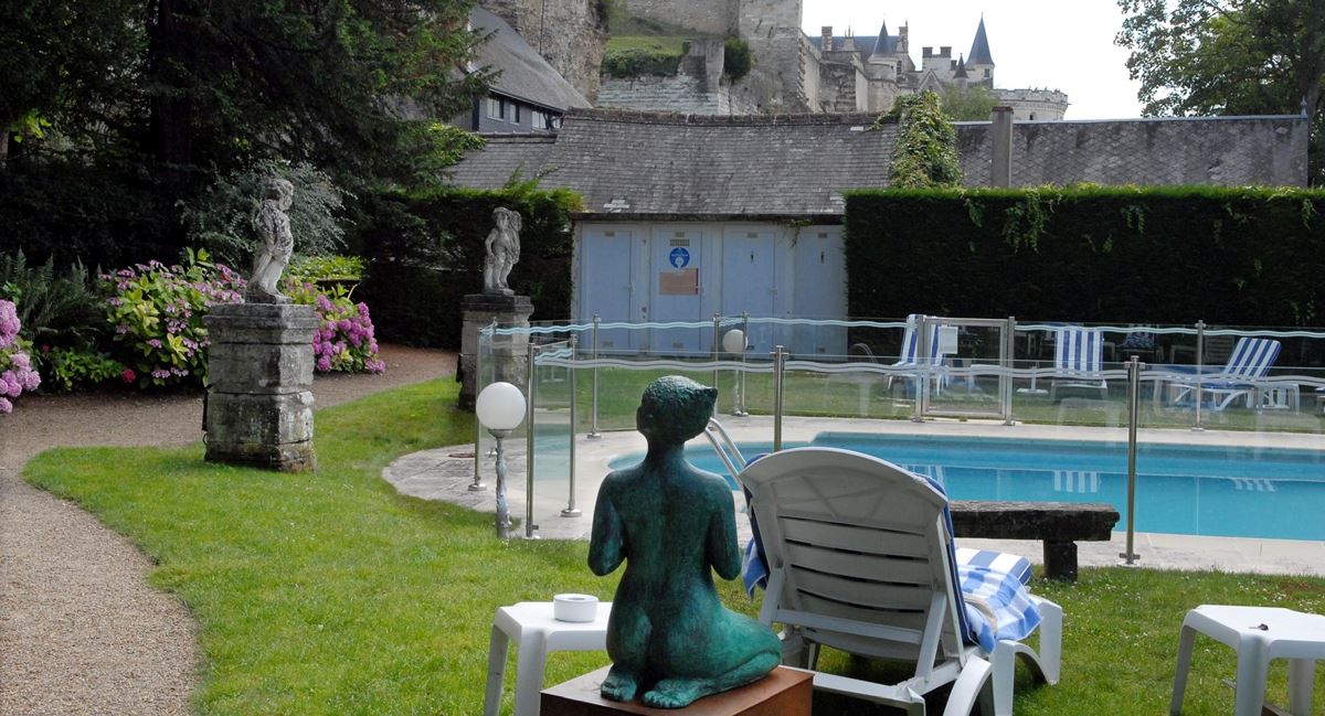 Hotel restaurant and pool in Amboise